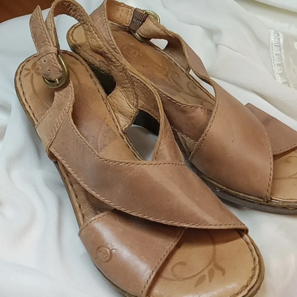 Born women's leather tan sandal wedge size 9